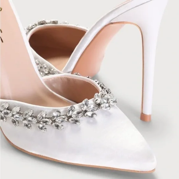 Lulu’s White Satin Rhinestone Pointed-Toe Pumps Size 8.5 New In Box - Picture 4 of 4